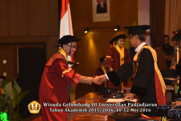 Wisuda Unpad Gel III TA 2015_2016  Fakultas Teknik Geologi oleh Rektor  033