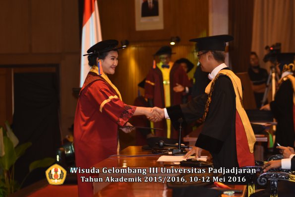 Wisuda Unpad Gel III TA 2015_2016  Fakultas Teknik Geologi oleh Rektor  034