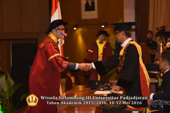 Wisuda Unpad Gel III TA 2015_2016  Fakultas Teknik Geologi oleh Rektor  035