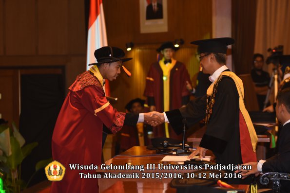 Wisuda Unpad Gel III TA 2015_2016  Fakultas Teknik Geologi oleh Rektor  036