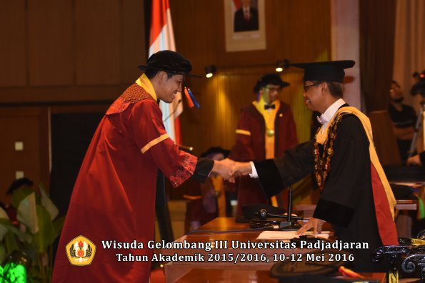 Wisuda Unpad Gel III TA 2015_2016  Fakultas Teknik Geologi oleh Rektor  037