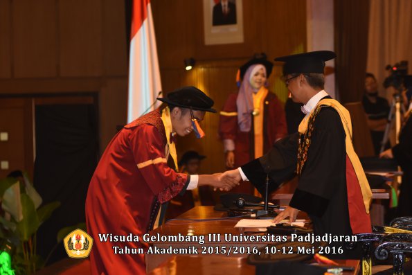 Wisuda Unpad Gel III TA 2015_2016  Fakultas Teknik Geologi oleh Rektor  039