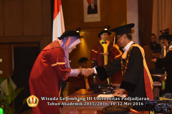 Wisuda Unpad Gel III TA 2015_2016  Fakultas Teknik Geologi oleh Rektor  040