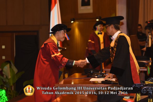 Wisuda Unpad Gel III TA 2015_2016  Fakultas Teknik Geologi oleh Rektor  041