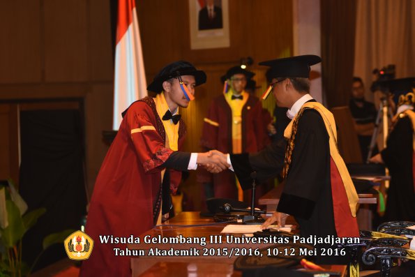 Wisuda Unpad Gel III TA 2015_2016  Fakultas Teknik Geologi oleh Rektor  042