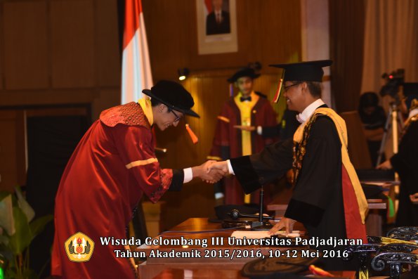 Wisuda Unpad Gel III TA 2015_2016  Fakultas Teknik Geologi oleh Rektor  043