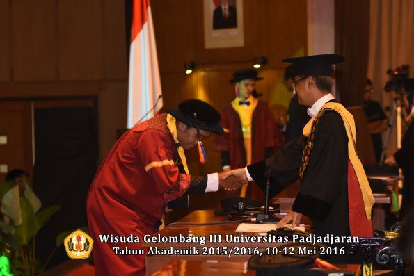 Wisuda Unpad Gel III TA 2015_2016  Fakultas Teknik Geologi oleh Rektor  046