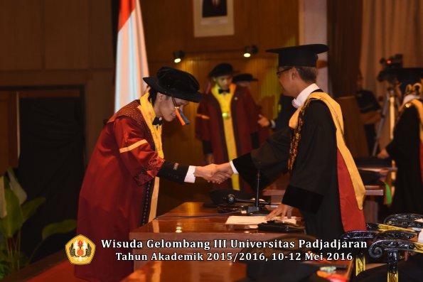 Wisuda Unpad Gel III TA 2015_2016  Fakultas Teknik Geologi oleh Rektor  047