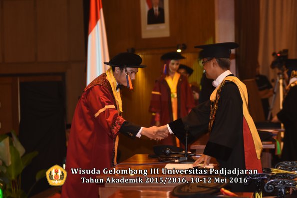 Wisuda Unpad Gel III TA 2015_2016  Fakultas Teknik Geologi oleh Rektor  048