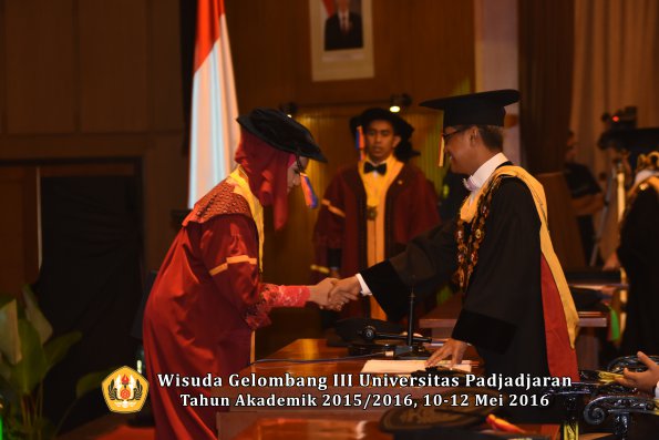 Wisuda Unpad Gel III TA 2015_2016  Fakultas Teknik Geologi oleh Rektor  049