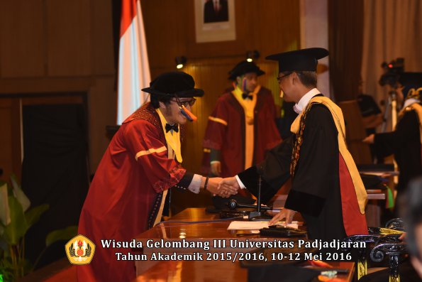 Wisuda Unpad Gel III TA 2015_2016  Fakultas Teknik Geologi oleh Rektor  051