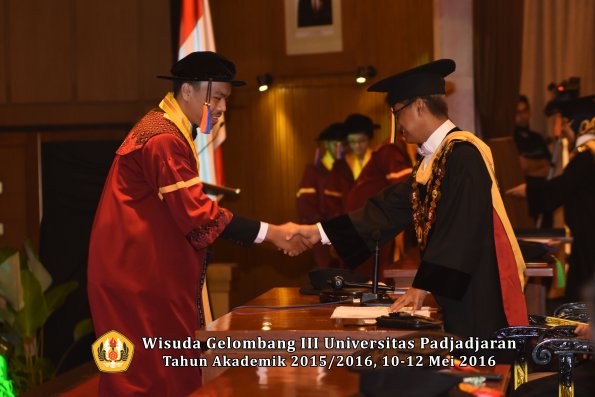 Wisuda Unpad Gel III TA 2015_2016  Fakultas Teknik Geologi oleh Rektor  053