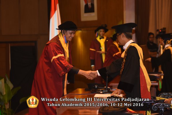 Wisuda Unpad Gel III TA 2015_2016  Fakultas Teknik Geologi oleh Rektor  056