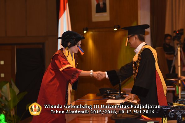 Wisuda Unpad Gel III TA 2015_2016  Fakultas Teknik Geologi oleh Rektor  059