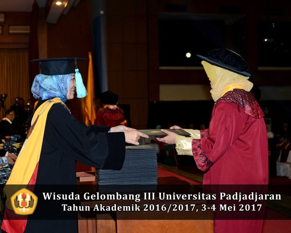 Wisuda Unpad Gel III TA 2016_2017 FAKULTAS FARMASI DEKAN 008.