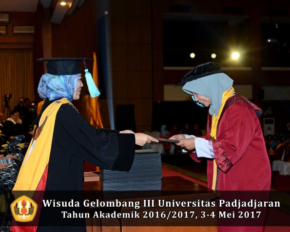 Wisuda Unpad Gel III TA 2016_2017 FAKULTAS FARMASI DEKAN 012.