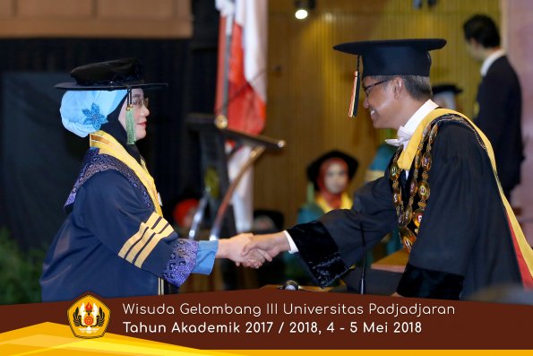 Wisuda Unpad Gel I I I TA 2017-2018  Fakultas Kedokteran oleh Rektor 002 by ( PAPYRUS PHOTO)