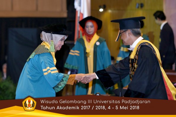 Wisuda Unpad Gel I I I TA 2017-2018  Fakultas Kedokteran oleh Rektor 004 by ( PAPYRUS PHOTO)
