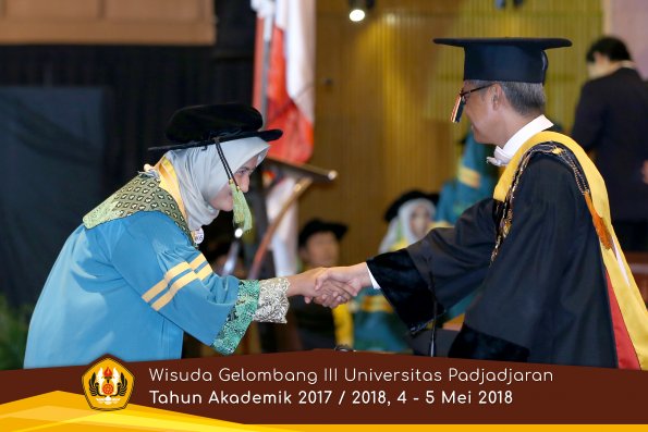 Wisuda Unpad Gel I I I TA 2017-2018  Fakultas Kedokteran oleh Rektor 006 by ( PAPYRUS PHOTO)