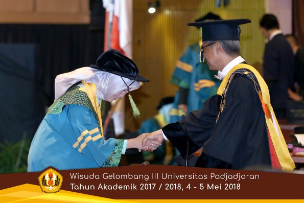 Wisuda Unpad Gel I I I TA 2017-2018  Fakultas Kedokteran oleh Rektor 009 by ( PAPYRUS PHOTO)
