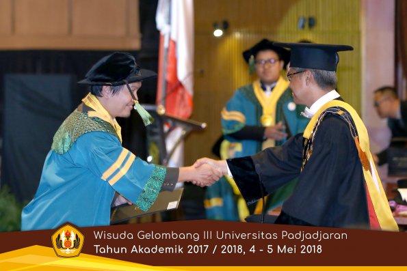 Wisuda Unpad Gel I I I TA 2017-2018  Fakultas Kedokteran oleh Rektor 010 by ( PAPYRUS PHOTO)