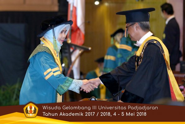 Wisuda Unpad Gel I I I TA 2017-2018  Fakultas Kedokteran oleh Rektor 013 by ( PAPYRUS PHOTO)