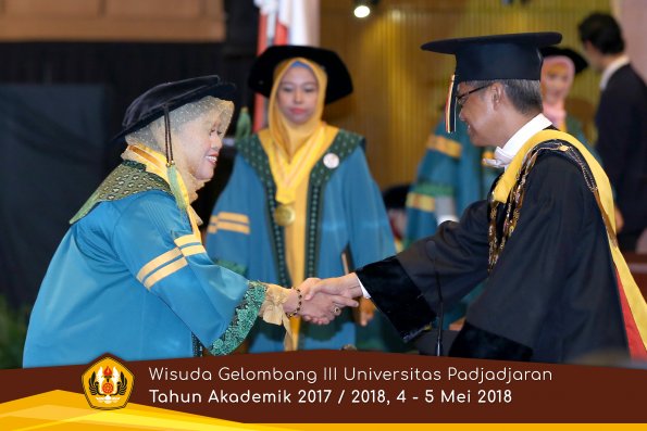 Wisuda Unpad Gel I I I TA 2017-2018  Fakultas Kedokteran oleh Rektor 014 by ( PAPYRUS PHOTO)