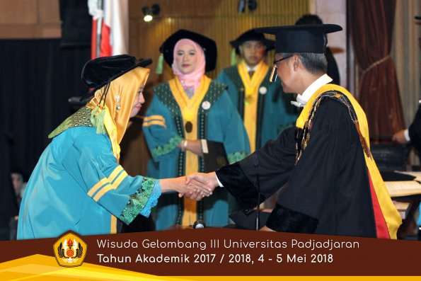 Wisuda Unpad Gel I I I TA 2017-2018  Fakultas Kedokteran oleh Rektor 015 by ( PAPYRUS PHOTO)