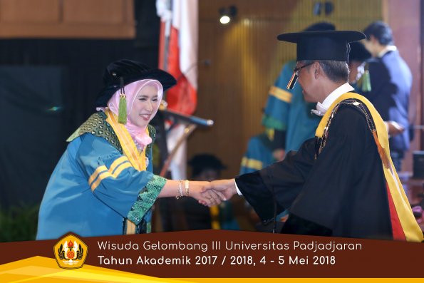 Wisuda Unpad Gel I I I TA 2017-2018  Fakultas Kedokteran oleh Rektor 016 by ( PAPYRUS PHOTO)