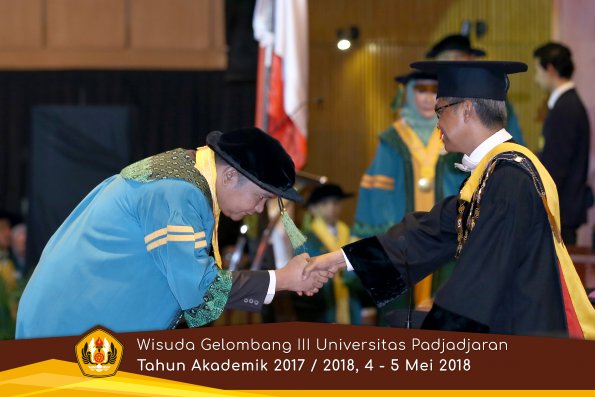 Wisuda Unpad Gel I I I TA 2017-2018  Fakultas Kedokteran oleh Rektor 022 by ( PAPYRUS PHOTO)