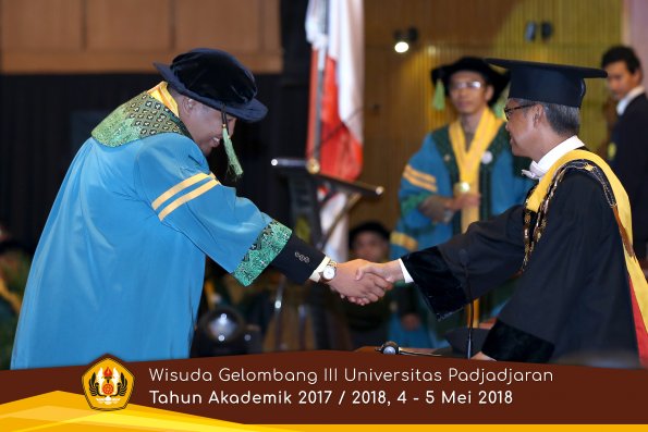 Wisuda Unpad Gel I I I TA 2017-2018  Fakultas Kedokteran oleh Rektor 024 by ( PAPYRUS PHOTO)