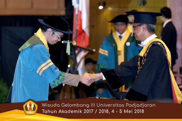Wisuda Unpad Gel I I I TA 2017-2018  Fakultas Kedokteran oleh Rektor 025 by ( PAPYRUS PHOTO)