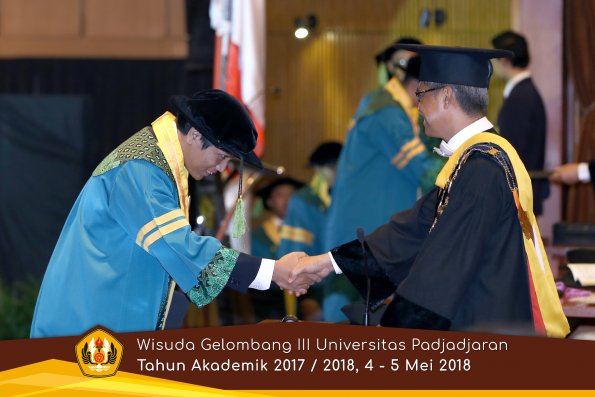 Wisuda Unpad Gel I I I TA 2017-2018  Fakultas Kedokteran oleh Rektor 026 by ( PAPYRUS PHOTO)