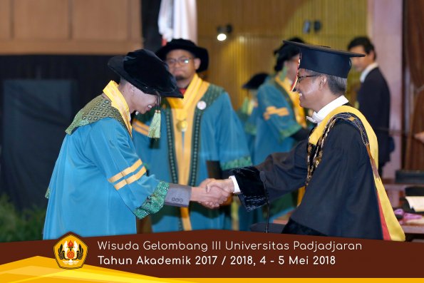 Wisuda Unpad Gel I I I TA 2017-2018  Fakultas Kedokteran oleh Rektor 027 by ( PAPYRUS PHOTO)
