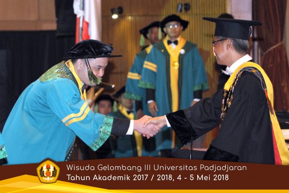 Wisuda Unpad Gel I I I TA 2017-2018  Fakultas Kedokteran oleh Rektor 029 by ( PAPYRUS PHOTO)