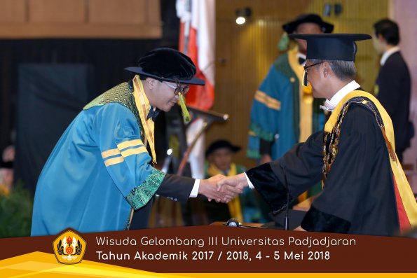 Wisuda Unpad Gel I I I TA 2017-2018  Fakultas Kedokteran oleh Rektor 030 by ( PAPYRUS PHOTO)