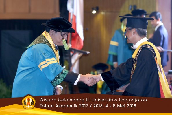 Wisuda Unpad Gel I I I TA 2017-2018  Fakultas Kedokteran oleh Rektor 033 by ( PAPYRUS PHOTO)