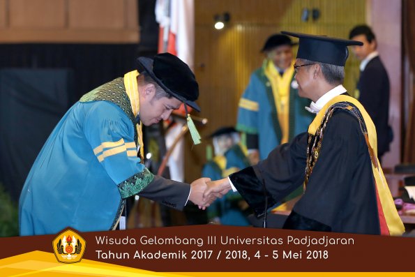 Wisuda Unpad Gel I I I TA 2017-2018  Fakultas Kedokteran oleh Rektor 034 by ( PAPYRUS PHOTO)