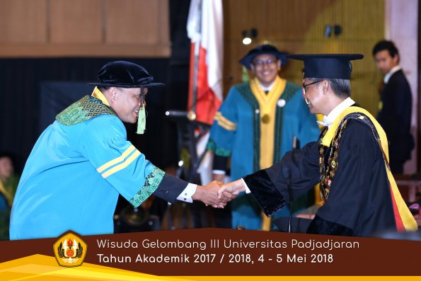 Wisuda Unpad Gel I I I TA 2017-2018  Fakultas Kedokteran oleh Rektor 035 by ( PAPYRUS PHOTO)