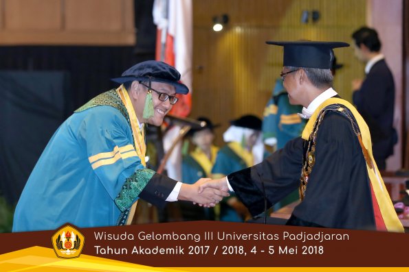 Wisuda Unpad Gel I I I TA 2017-2018  Fakultas Kedokteran oleh Rektor 036 by ( PAPYRUS PHOTO)