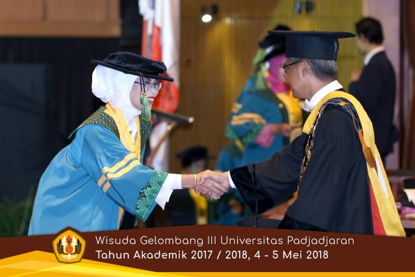 Wisuda Unpad Gel I I I TA 2017-2018  Fakultas Kedokteran oleh Rektor 038 by ( PAPYRUS PHOTO)