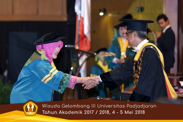 Wisuda Unpad Gel I I I TA 2017-2018  Fakultas Kedokteran oleh Rektor 039 by ( PAPYRUS PHOTO)