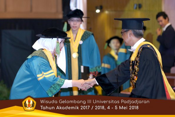 Wisuda Unpad Gel I I I TA 2017-2018  Fakultas Kedokteran oleh Rektor 040 by ( PAPYRUS PHOTO)