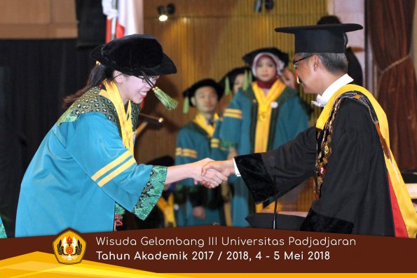 Wisuda Unpad Gel I I I TA 2017-2018  Fakultas Kedokteran oleh Rektor 041 by ( PAPYRUS PHOTO)