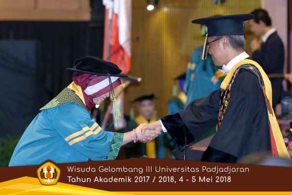Wisuda Unpad Gel I I I TA 2017-2018  Fakultas Kedokteran oleh Rektor 042 by ( PAPYRUS PHOTO)