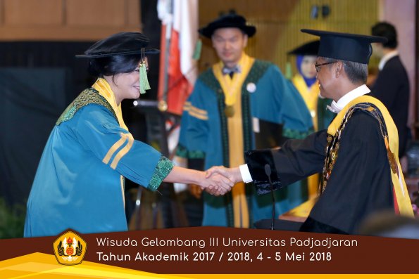Wisuda Unpad Gel I I I TA 2017-2018  Fakultas Kedokteran oleh Rektor 044 by ( PAPYRUS PHOTO)