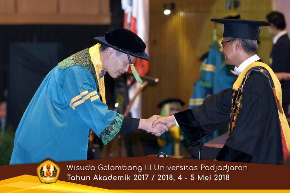 Wisuda Unpad Gel I I I TA 2017-2018  Fakultas Kedokteran oleh Rektor 045 by ( PAPYRUS PHOTO)