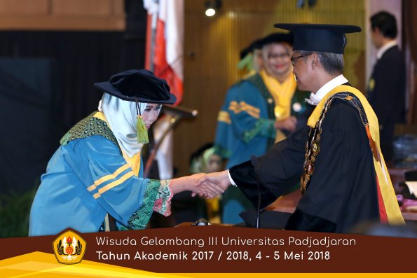 Wisuda Unpad Gel I I I TA 2017-2018  Fakultas Kedokteran oleh Rektor 049 by ( PAPYRUS PHOTO)