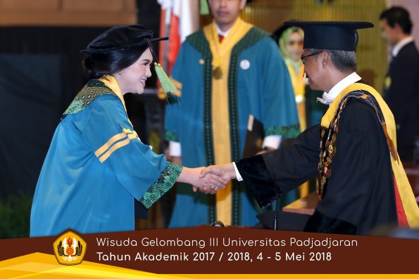 Wisuda Unpad Gel I I I TA 2017-2018  Fakultas Kedokteran oleh Rektor 052 by ( PAPYRUS PHOTO)