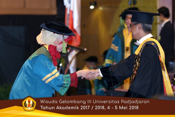 Wisuda Unpad Gel I I I TA 2017-2018  Fakultas Kedokteran oleh Rektor 055 by ( PAPYRUS PHOTO)